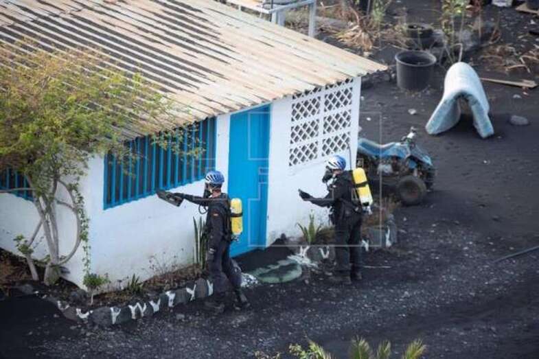 Efectivos de la Guardia Civil realizan mediciones de gases en el barrio costero de La Bombilla, en La Palma, en una foto de archivo tomada en enero / EFE Miguel Calero
